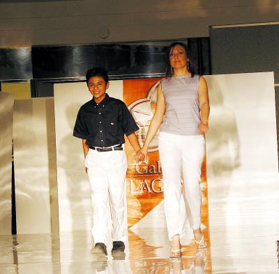 Durante la pasarela participaron niños, jóvenes y adultos
