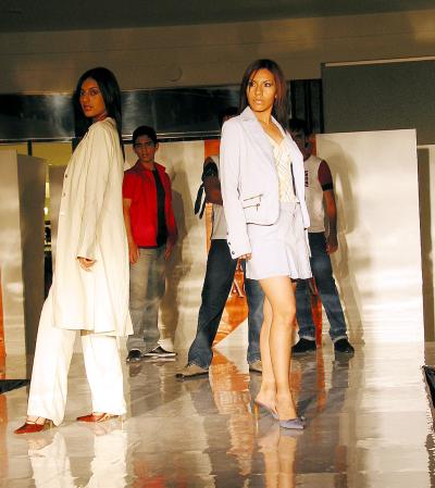 El desfile de modas logró su objetivo: marcar la diferencia entre lo que es ser edecán y el modelaje.