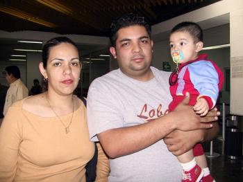   17 de marzo  
Con destino a Tijuana viajaron Leticia Encino y Moisés García y fueron despedidos por Moisés García.