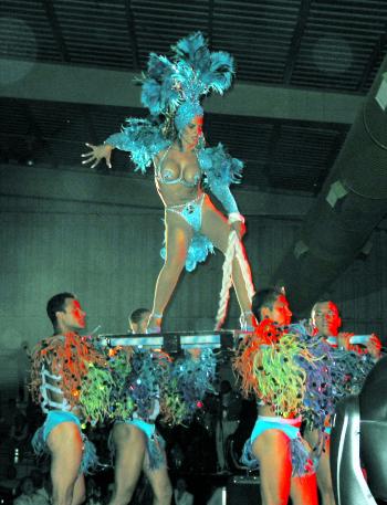 Además de Carmen Salinas y Niurka el elenco estuvo encabezado por Eduardo Santamarina, Jorge Salinas, Mario Carballido, Bobby Larios, Sergio Mayer, Ernesto Gómez Cruz y Niurka, así como los bailarines.