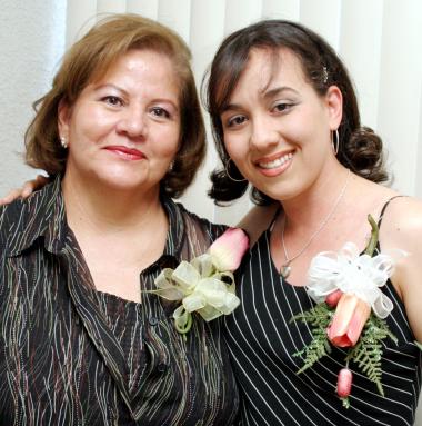 Vianey Salas Muro acompañada de Socorro Acevedo de Cuevas en la despedida de soltera que le ofreció por su próxima boda.