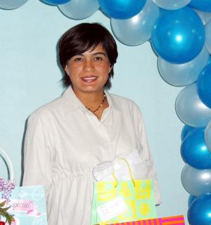 Ana Belem de la Cruz, captada en la fiesta de regalos que le ofrecieron por el próximo nacimiento de su bebé
