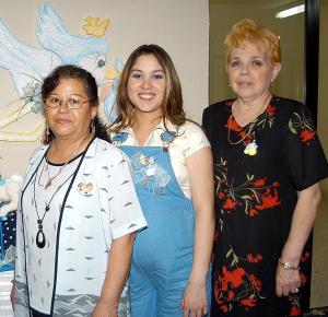 Dulce Noemí Díaz de Rodríguez acompañada de Hortensia Jaime de Díaz y Luz María Zamarrón de Rodríguez, en su fiesta de regalos.
