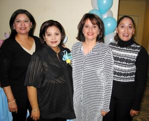 Marcela Domínguez de Rodríguez acompañada de su mamás Josefina Bustamante de Domínguez y sus hermanas Mayela y Claudia en la fiesta de regalos que le ofrecieron.