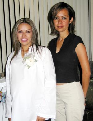 Rosy Sánchez de Castañeda en compañía de Rosy Pérez en la fiesta de regalos que le ofrecieron por el bebé que espera