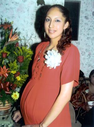 Rubí Estela Vacio en la fiesta de regalos que le organizaron por el próximo nacimiento de su bebé.
