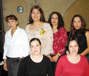 Claudia Elena Castañeda López acompañada de sus amigas en la despedida de soltera que le organizaron en días pasados.