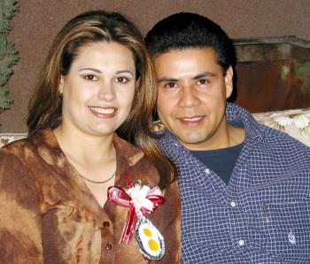 Susana Ávalos Martínez e Issac Pérez en la despedida de soltera que les organizaron por su próxima boda.