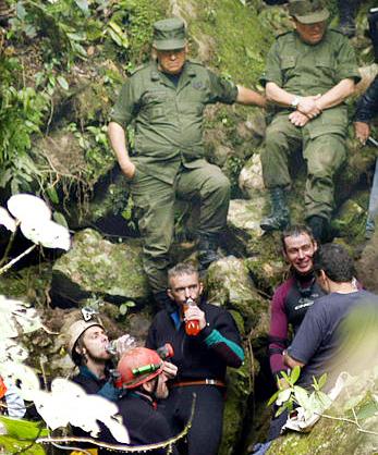 El mayor Steve Whitlock, portavoz de los espeleólogos británicos, explicó que los submarinistas tuvieron que nadar hasta durante 40 minutos para llegar al sitio donde se encontraban los atrapados.