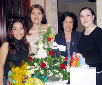 Claudia Elena Castañeda López, en compañía de las organizadoras de su despedida