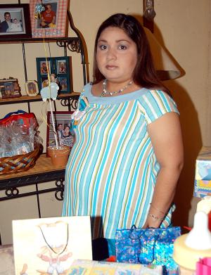 Cristina Tinajero de Martín del Campo en la fiesta de regalos que le ofrecieron Gloria Andrade de Tinajero y Mónica T. de Valderrama.