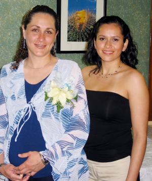 24 de marzo 
Lorena Romero de Esparza en compañía de María de Jesús Esparza, anfitriona de su fiesta de regalos