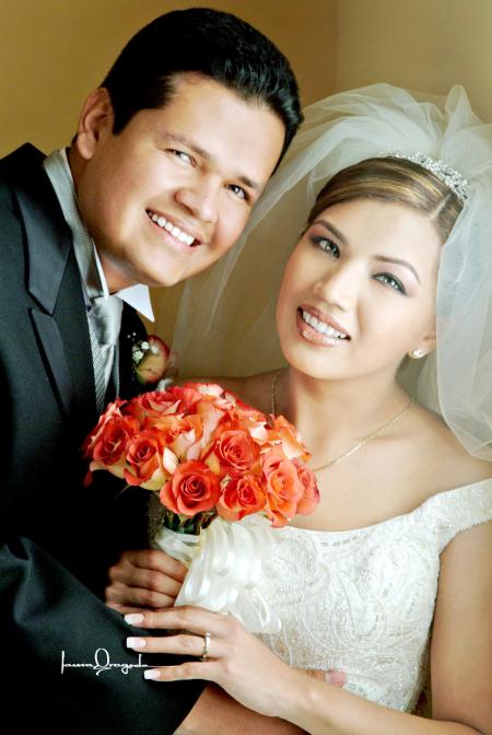 C..P. José Luis Ramírez y C.P. Lucila Elena Montelongo Vera contrajeron matrimonio en la iglesia de la Resurreción del Señor del Centro Saulo, el sábado seis de marzo de 2004.


Estudio Laura Grageda