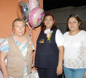 Cecilia García de Arias acompañada de Carmen García y Mónica García.