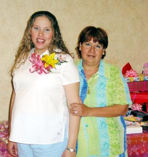 Lizet Navarro de Medellín se encuentra feliz por el nacimientode su bebé, la acompaña Sandra G. de Navarro.