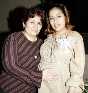 Mirna Guadalupe Cervantes de Alcázar junto a su mamá Rosario Calderón de Cervantes en la fiesta de canastilla que le ofrecieron.