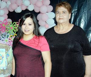 26 de marzo 

Yuyi Martín del Campo Fernández acompañada de la organizadora de su fiesta de regalos, Concepción Fernández de Martín del Campo.