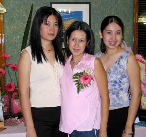Elizabeth Gutiérrez de Martínez acompañada de Rebeca Reyes de Martínez y Rosario Chávez de Gutiérrez, organizadoras de su fiesta de regalos.
