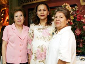 28 de marzo 
Gabriela González con Leticia de González y Dolores de González anfitrionas de su fiesta de regalos.