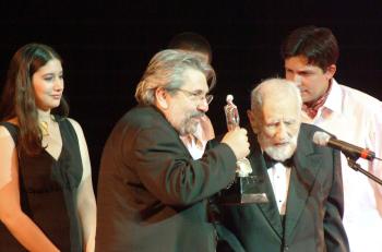 José Luis García Agraz reibió el Ariel por la película 'El misterio de la Trinidad' de manos de Miguel Zacarias en la categoria de mejor director.