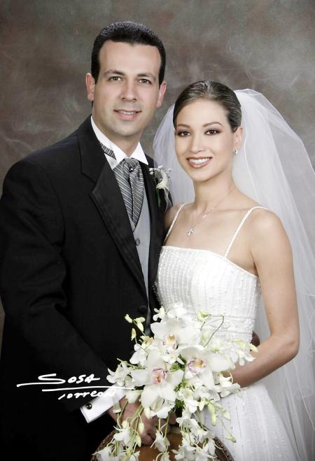 Ing. Amando Fernández Abularage e Ing. Ana Elisa Viesca Corrales recibieron la bendición nupcial en la parroquia de San Pedro Apóstol el seis de marzo de 2004.


Studio Sosa