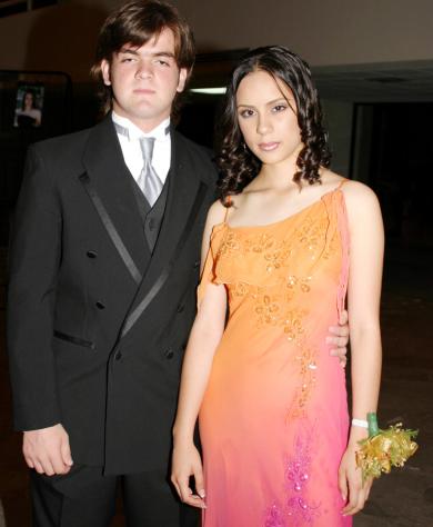 Mónica Téllez del Colegio Americano junto a su pareja Michelle Veyán
