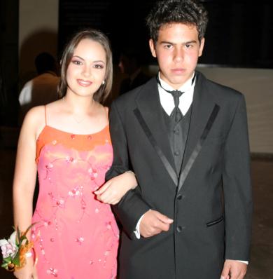 Ellos por su parte, vestían smoking en color negro ya que la ocasión así lo ameritó. 

Ángela Campuzano de la preparatoria Tec junto a su acompañante Jorge Serna