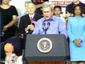 . Ni Bush lo veía ni el resto de la gente que estaba detrás de él era capaz de decir nada al niño. Todos actuaron como si aquello no estuviera pasando. Y así durante 42 minutos de discurso.


Ninguna cadena de televisión retransmitió aquel acontecimiento porque ni siquiera alcanzaba esa categoría, era un acto más de campaña, y posiblemente quienes estuvieron allí hicieron un esfuerzo por olvidarlo.