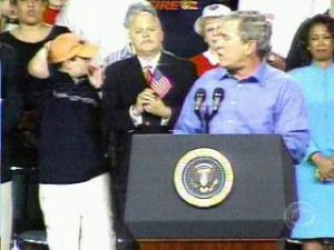 “Vamos a aplicar una disciplina estricta de gasto para desplazar ayudas a la pequeña empresa”, seguía Bush, que estaba sólo unos centímetros por delante del niño y por tanto no podía contemplar su ataque de aburrimiento.