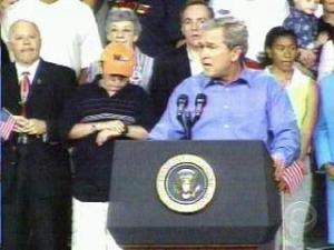 A los pocos minutos, el niño empezó a bostezar de manera irrefrenable. “El sistema educativo necesita apoyo federal y se lo daremos”, predicaba Bush.