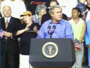 Ese esfuerzo quedó destrozado hace unos días por culpa de un niño de 12 años con dudoso sentido de la educación. Su comportamiento en el escenario, junto a Bush, pasará a la historia como uno de los momentos más cómicos de la televisión en directo, aunque al equipo electoral de Bush el episodio no le hace ni pizca de gracia. Ocurrió en el Centro de Convenciones de Orange County en Orlando (Florida).