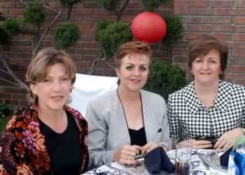 Ketty Nava de Domínguez, Anahí López de Mexsen y María López de García en pasado convivio social