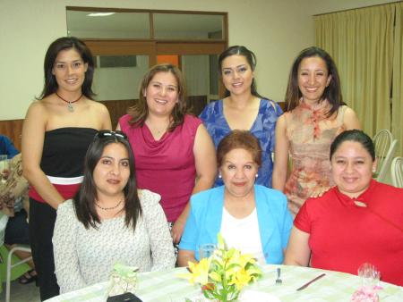 Señorita Monserrat Gallegos Palacios en compañía de sus amigas, en la despedida de soltera que se le ofreció por su cercano enlace matrimonial.
