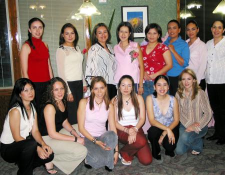  02 de abril  
Elizabeth Gutiérrez de Martínez acompañada de algunas de las asistentes a su fiesta de canastilla.