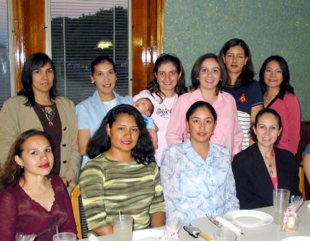 Alejandra Ornelas de Hernández acompañada de algunas de las invitadas a su fiesta de regalos.