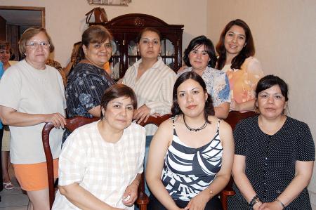  03 de abril  

Adriana Karina Ramírez Estrada, en compañía   de un grupo de asistentes a su despedida  de soltera