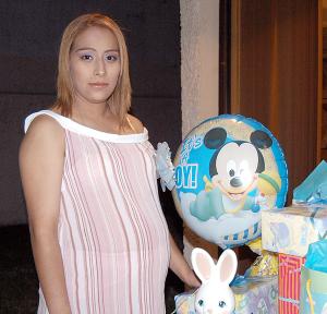03 de abril 
Claudia Elizabeth Villa Mata captada en su fiesta de regalos , realizada con motivo del próximo nacimiento de su bebé.