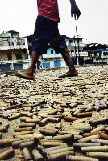 La guerra bajo los pies: casquillos de bala cubren una calle en Monrovia, en medio de los enfrentamientos entre rebeldes y gobierno en Liberia.
Esta foto fue tomada por Carolyn Cole.