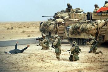 En esta foto, tomada el 24 de marzo de 2003 el  fotógrafo David Leeson del Dallas Morning, capta a soldados de EU durante una redada en Irak.