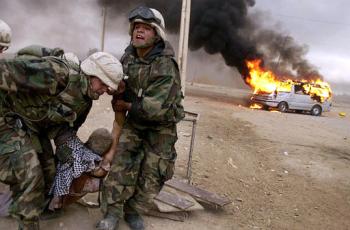 Cheryl Diaz Meyer, fotógrafa  del  Dallas Morning News, obtuvo el premio Pulitzer por esta fotografía tomada el 4 de abril de 2003 en donde se muestra a un iraquí que huye de su casa en llamas.