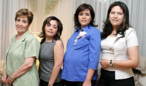 Arlett Oliveros, en la fiesta de canastilla que le ofrecieron Gaby de Ortiz, Edna Ortiz y Graciela Varela de Ortiz.