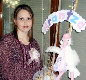 Laura Iturriria de Arizpe recibió sinceras felicitaciones en la fiesta de regalos que se le ofreció en días pasados.
