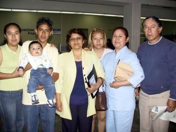 Carmen Díaz y Alberto Rodríguez fueron despedidos por Luz, Francisco, Julia, Mauro y Luz María antes de viajar a Tijuana.