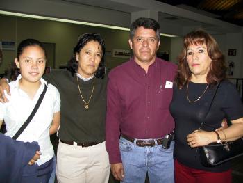   05 de abril  

Elisa Vázquez y María Fernanda Arellano viajaron a Los Ángeles y fueron despedidas por Fernando Arellano y Arcelia Vázquez.