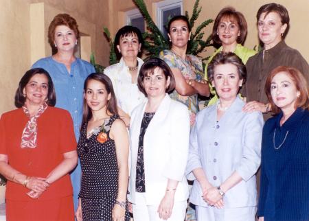 Celia de Iriarte, Lupita de Vega, Rosa de Martínez, Bertha Aurora Berlanga, Cristina de Ibargüengoytia, Esther de Garza, Yolanda de Robles, Mony y Vicky le ofrecieron una despedida de soltera a Claudia Robles Heimpel.