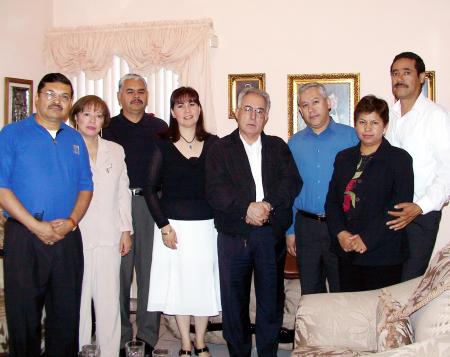 Edmundo Morales, María Esther de Morales, Baltazar Vázquez, Gloria Rivas, Jorge Ríos, Yolanda de Ríos junto al Obispo de Torreón José Guadalupe Galván Galindo