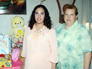 Jennifer Ávila Sandoval con María Esther Sandoval de Ávila organizadora de su fiesta de regalos.