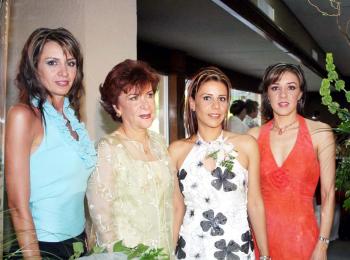 Ana Cristina García Maisterrena en compañía de Verónica García, Eva María Maisterrena y Eva María García.