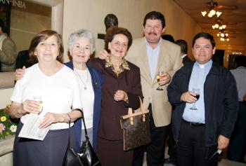 07 de abril 



Yolanda Félix, Gerarda Rivera, Maruca de Papadópulos, Nico Papadópulos y el Pbro. Armando Serna.