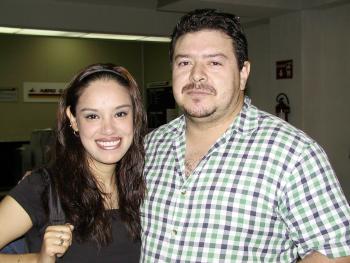   06 de abril  
Partió de vacaciones a San Diego, California, Lorena López, la despidió Ángel Herrera